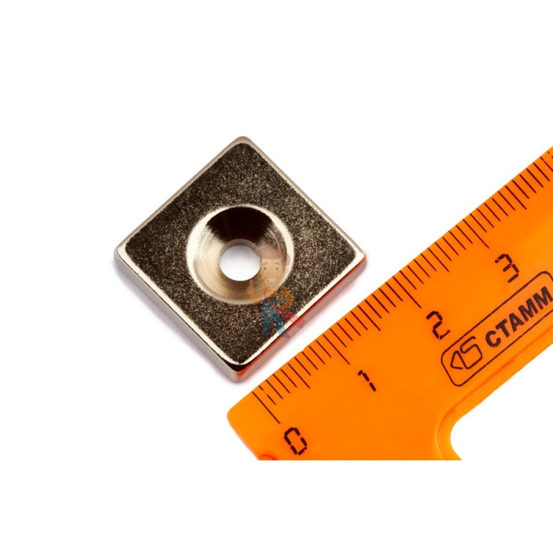 Неодимовый магнит прямоугольник 20х20х5 мм с зенковкой 4.5/10.6 мм, N35